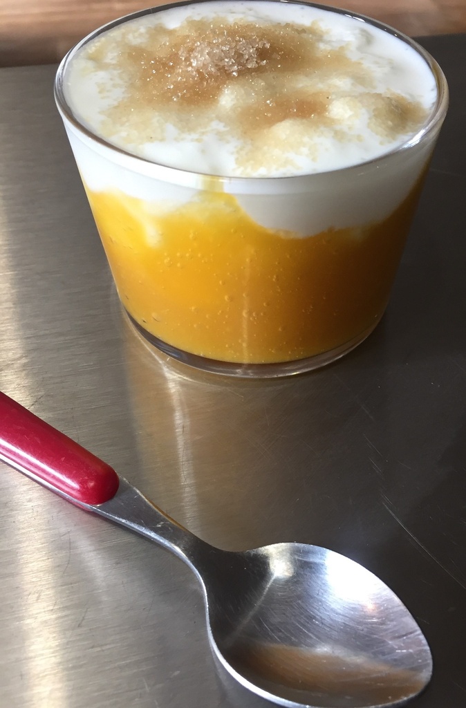 Fromage blanc frais au coulis de mangue maison