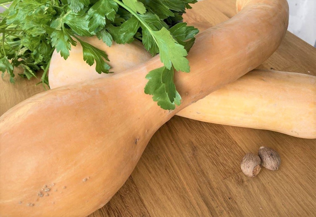 Lundi ou mardi : Nage de butternut à la mangue aux éclats croquants de graines torréfiés