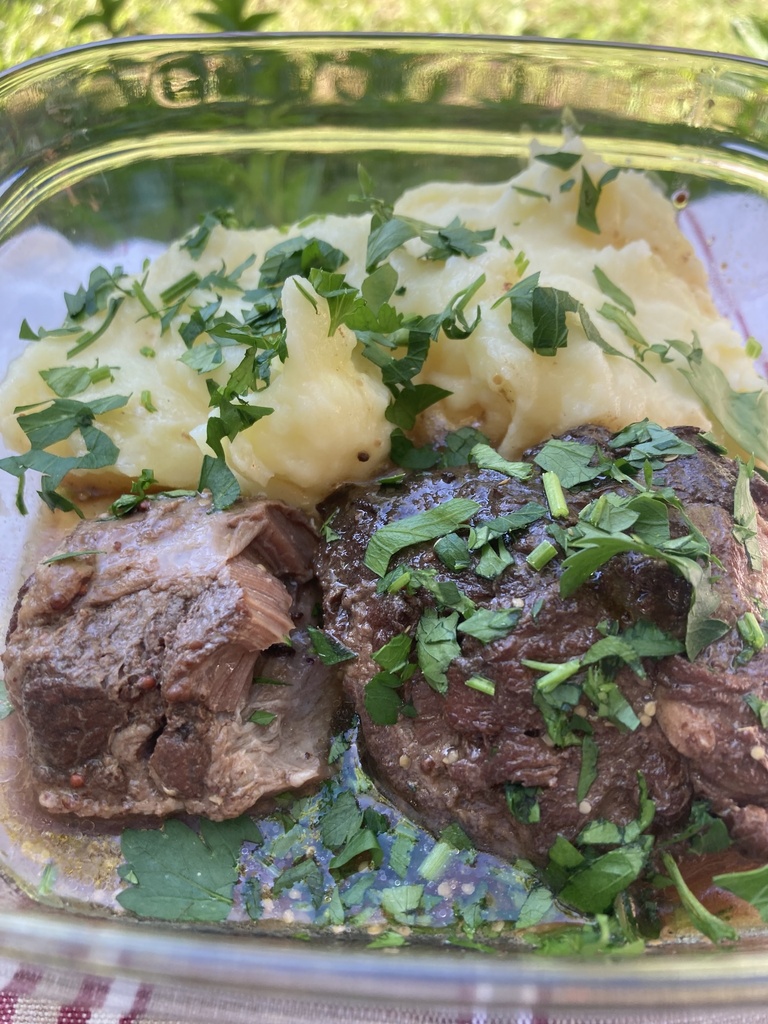 Jeudi ou vendredi : Joues de porc fondantes, purée lisse de pommes de terre au persil