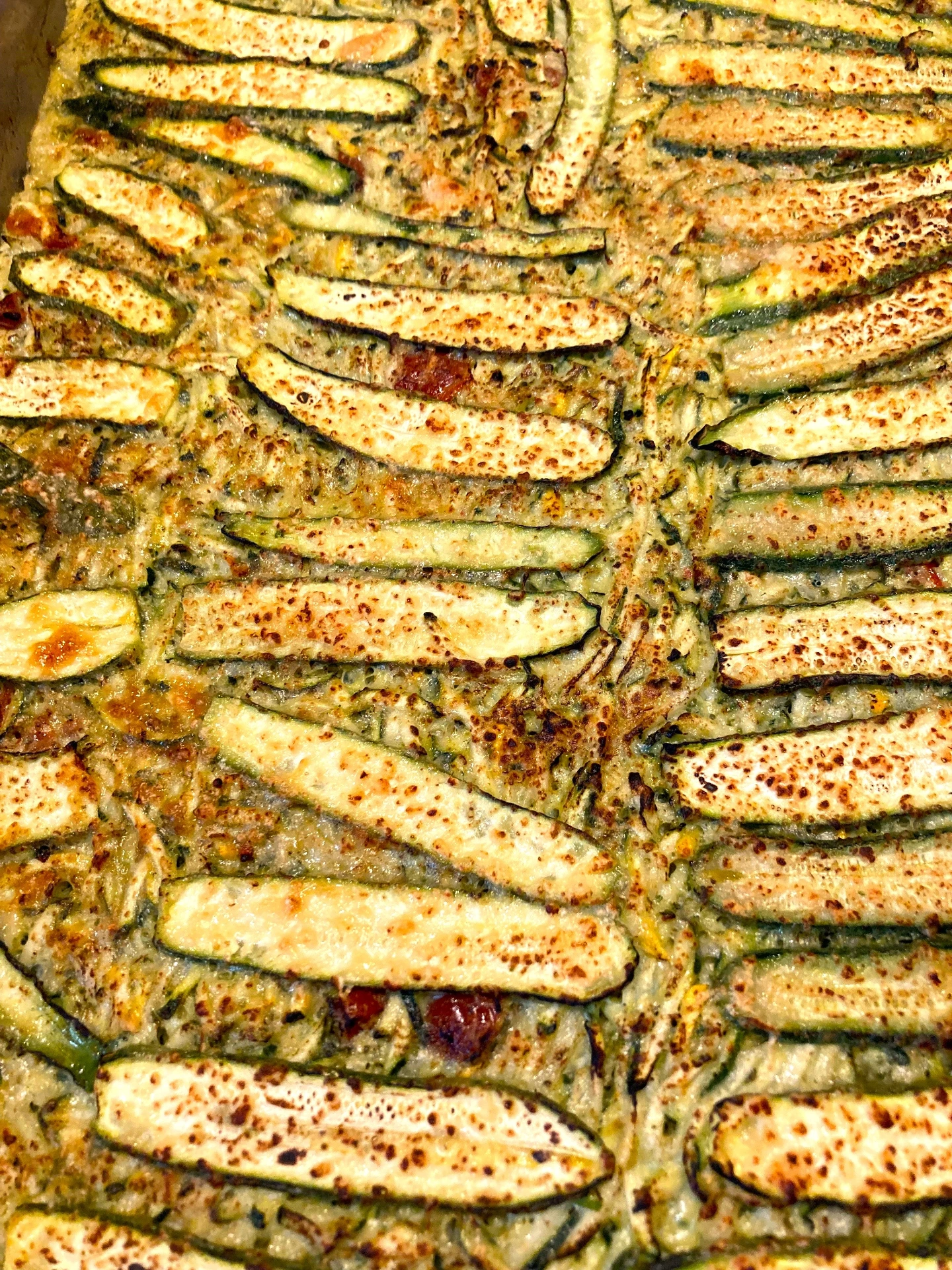 Lundi ou mardi : Gratin de courgettes au parmesan et pesto frais maison, saucisses en 2 façons