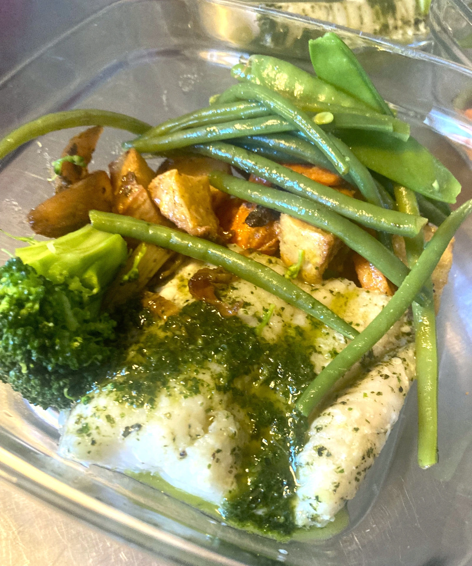 Jeudi ou vendredi : Poisson blanc du marché sauce beurre blanc, poêlée de légumes de saison