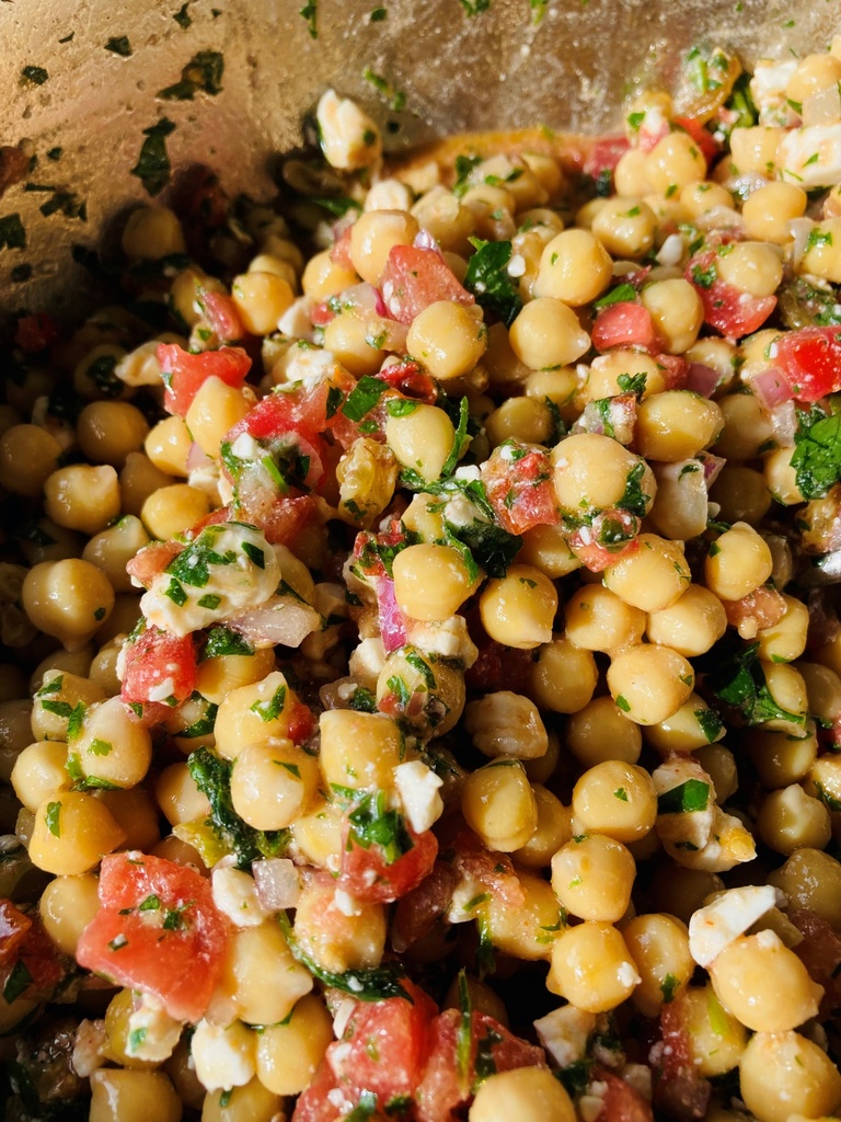 Vendredi : Salade orientale aux légumes croquants, feta et pois chiche