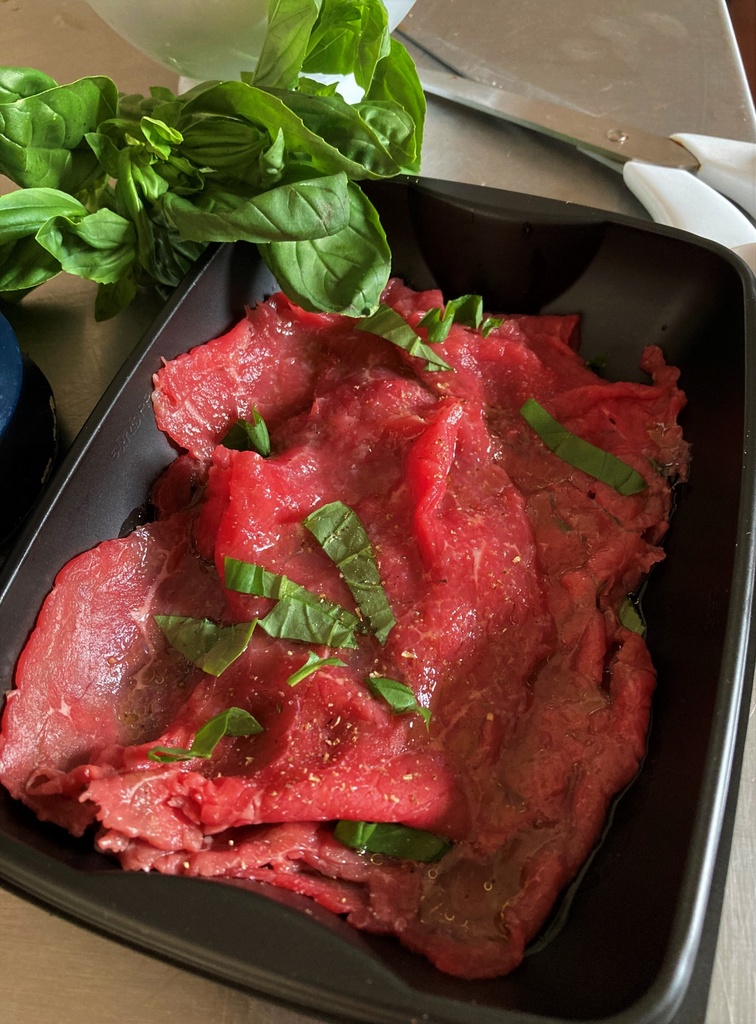 Jeudi ou vendredi : Carpaccio de Boeuf  au basilic et parmesan, Salade thaï croquante