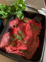 Jeudi ou vendredi : Carpaccio de Boeuf  au basilic et parmesan, Salade thaï croquante