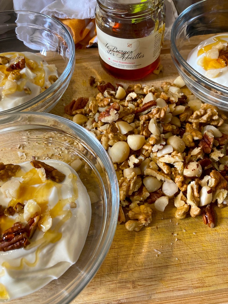Vendredi : Fromage blanc au miel de sapin et noix de pécan