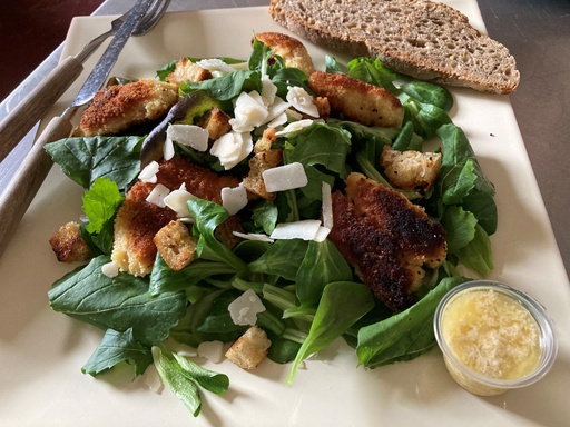 Mercredi et jeudi : Salade Caesar, poulet grillé maison et parmesan frais de chez Betty