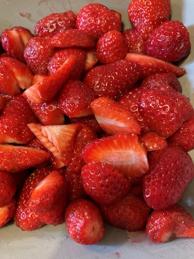 Vendredi : Fraises toutes nues du marché, sucre roux non traité